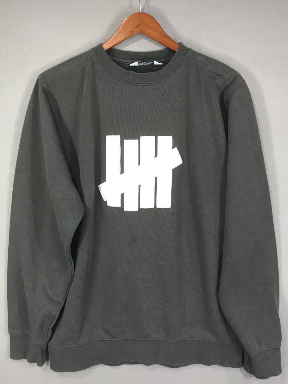 Undefeated Sweatshirt Men's Large Gray 5 Strikes Logo Embroidered Pullover LS
